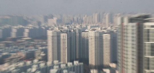 올해 집값이 많이 오른 경기도와 지방광역시(투기과열지구) 등지에서 재산세 상한선인 30%의 세부담 증가 가구가 급증한 것으로 나타났다, 사진은 경기도 아파트 단지 모습.<연합뉴스>